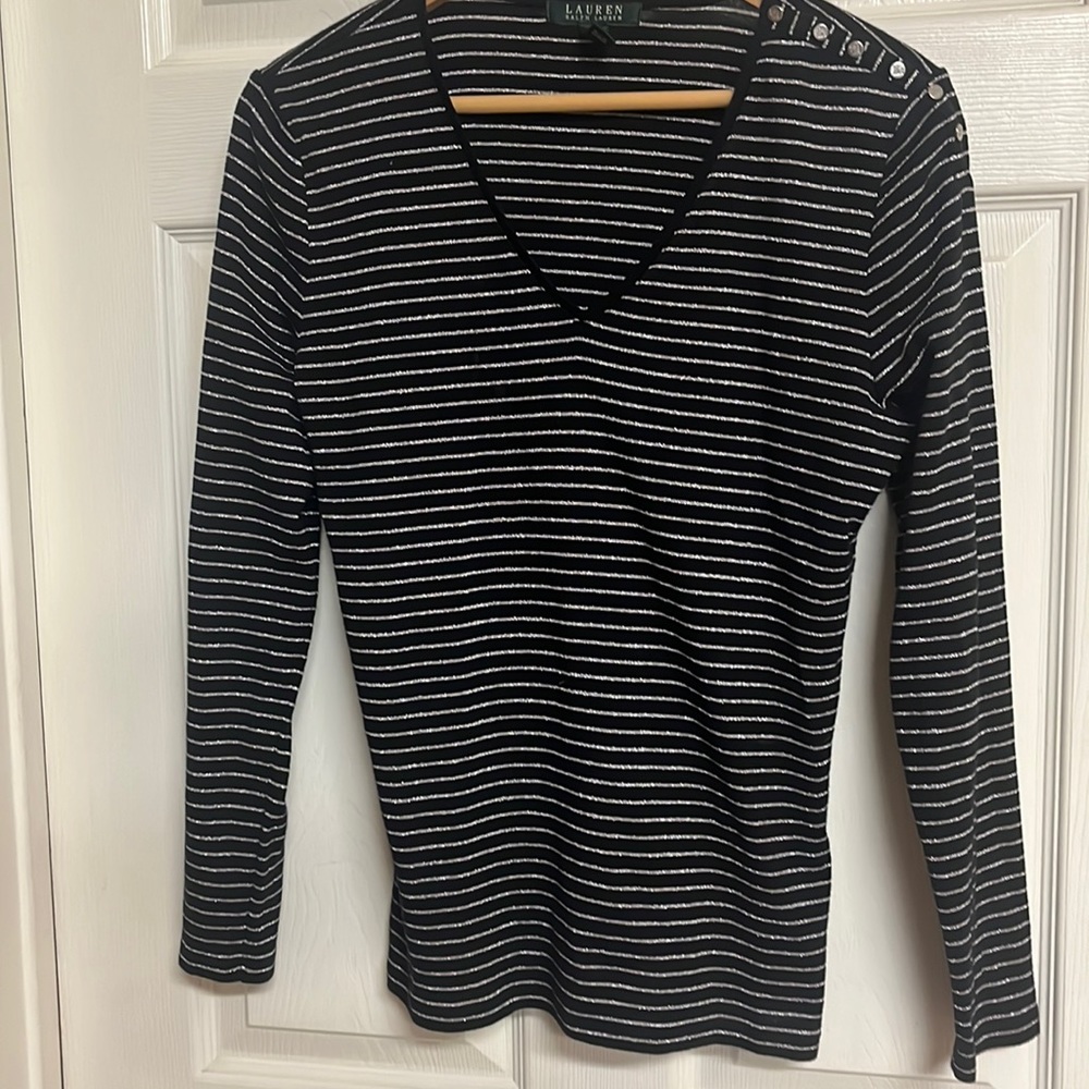 Beautiful women’s Lauren Ralph Lauren top size L. Great condition!